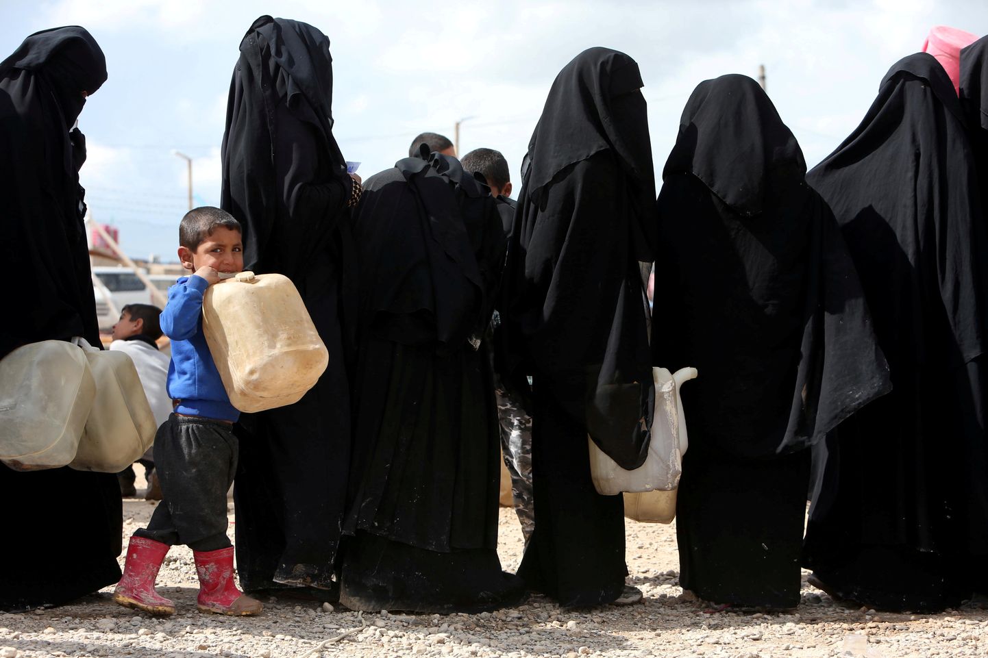 Naised ja lapsed Süürias al-Holi laagris.