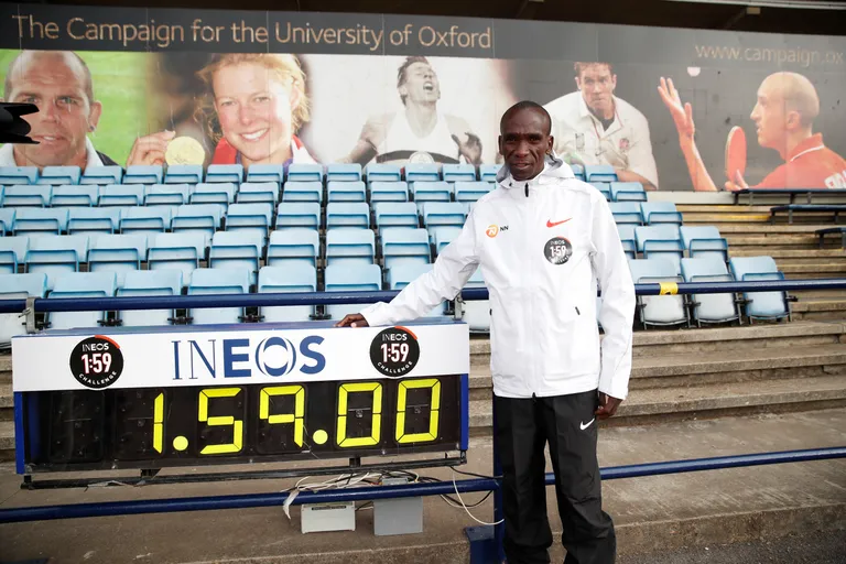 Eliud Kipchoge aprillis 2019 Oxfordis näitamas maratoniaega, mis on alla kahe tunni