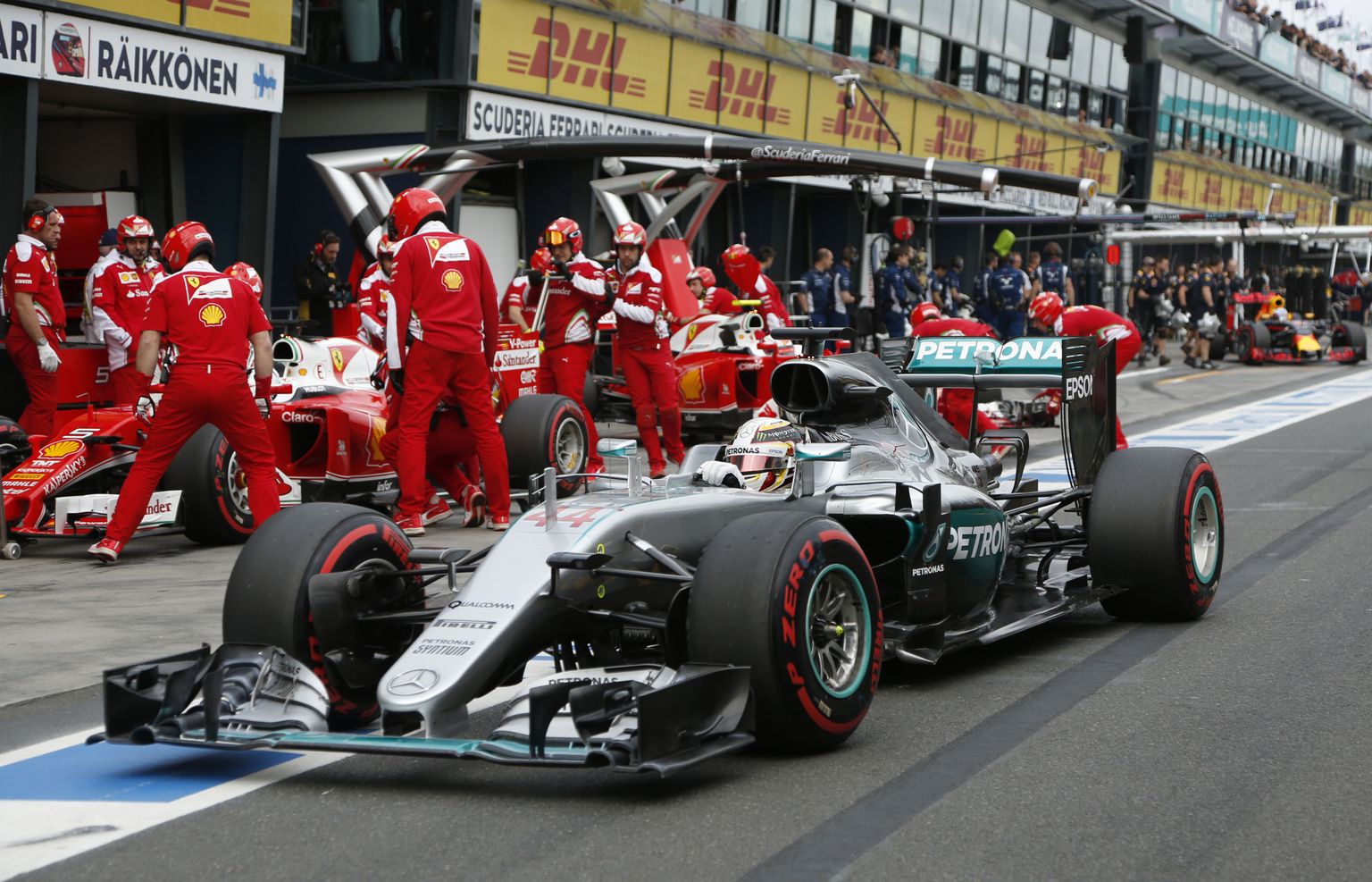 Ferrari on enda arvates liiga kauaks Mercedese varju jäänud ja tahab sealt iga hinna eest välja pääseda.