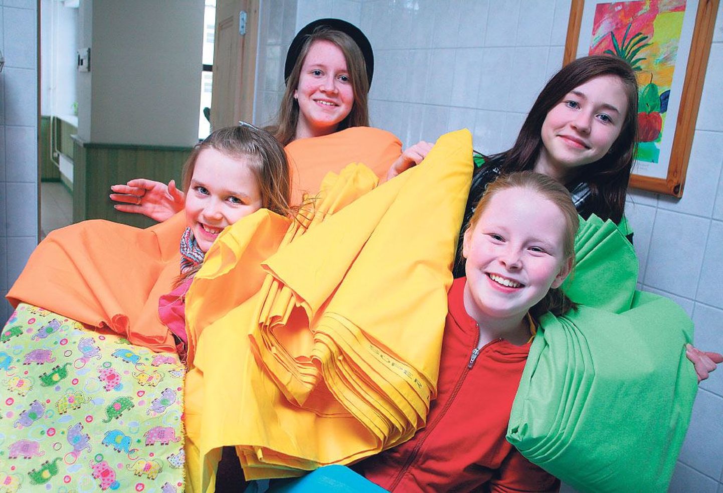 Jõõpre põhikooli viienda ja seitsmenda klassi piigad Vanessa Vihm (ees vasakul), Karmen Mets, Claudia Treimanis ja Laura Lembit pole varem voodipesu õmmelnud, ent värvikad kangad meeldisid neile.
