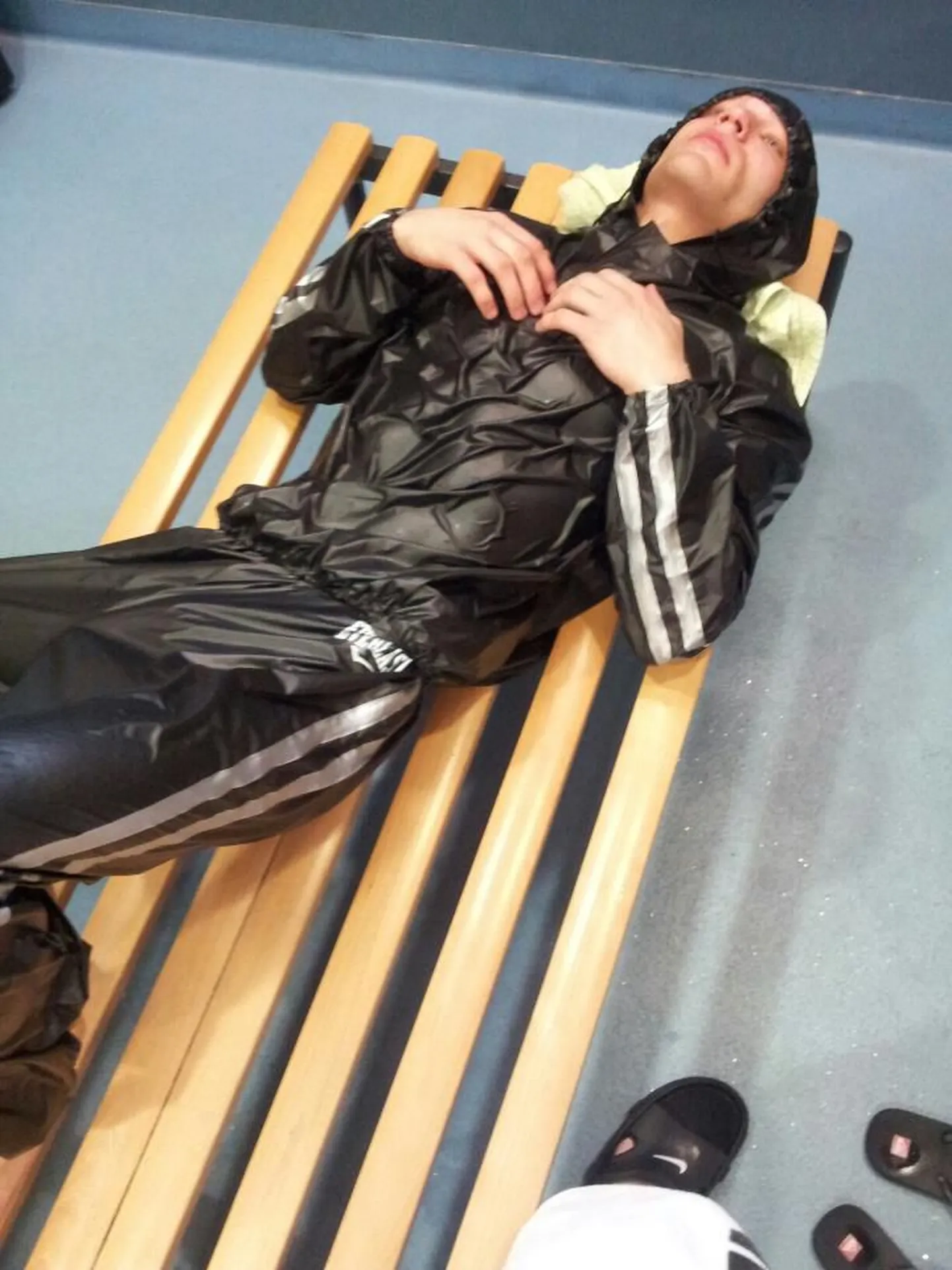 Raju võitleja Lauri Mägi saunas kaalu langetamas.