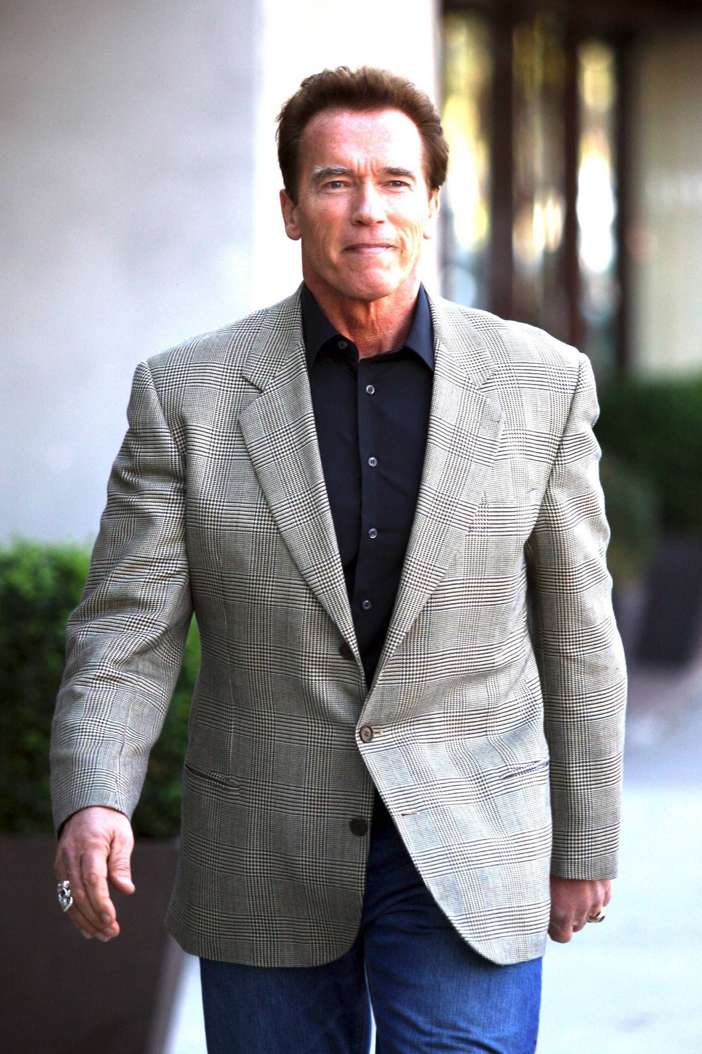 MAVRIXONLINE.COM - DAILY MAIL ONLINE OUT - Former California Governor Arnold Schwarzenegger is all smiles as he strolls after lunch in Brentwood. Schwarzenegger, who was replaced by newly elected Governor Jerry Brown on January 3, looked stress-free and happy as he headed to his SUV. Los Angeles, CA. 1/10/11.
Fees must be agreed for image use.
Byline, credit, TV usage, web usage or linkback must read MAVRIXONLINE.COM.
Failure to byline correctly will incur double the agreed fee.
Tel: 305 542 9275 or 954 698 6777.