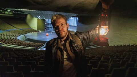 Laternamatk linnahalli ehk kuidas Jaak Joala laulis viiele tuhandele tühjale toolile