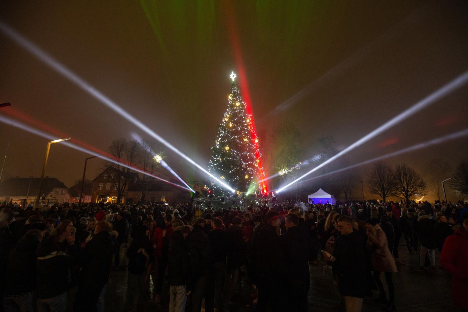 Tänavu olid Viljandi linna aastavahetuse valgusetenduse lõuendiks Vabaduse platsi äärne riigimaja ning linna jõulupuu.