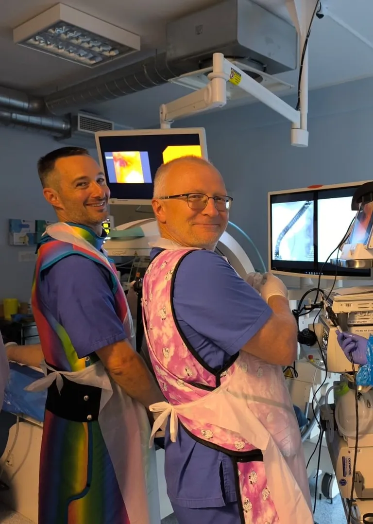 Thomas kolleeg gastroenteroloog Peeter Kõivaga endoskoopilist uuringut tegemas