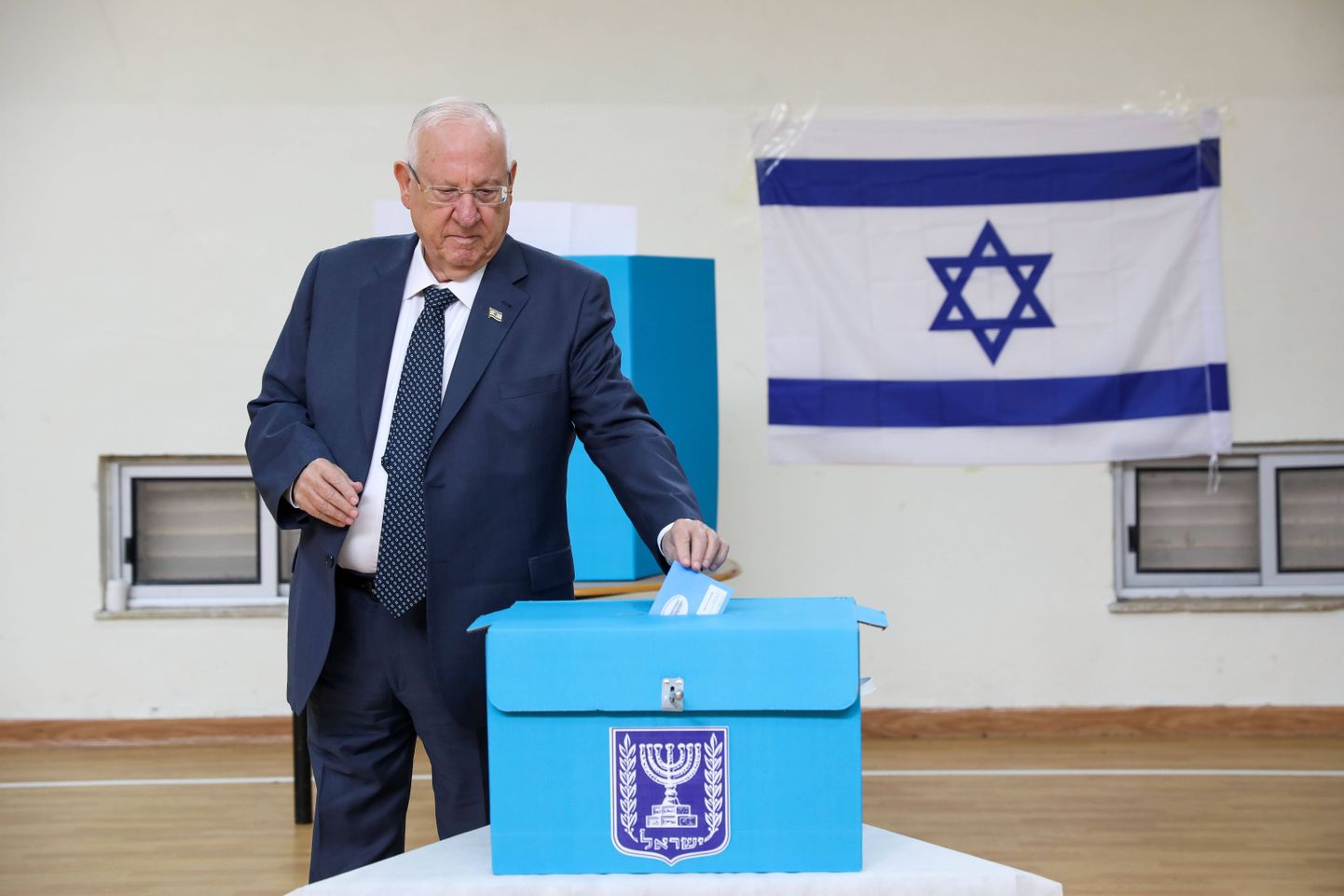 Iisraeli president Reuven Rivlin laskmas oma häält valimisjaoskonna urni 2. märtsil peetud parlamendivalimistel, mis olid vähem kui aasta jooksul juba kolmandad.