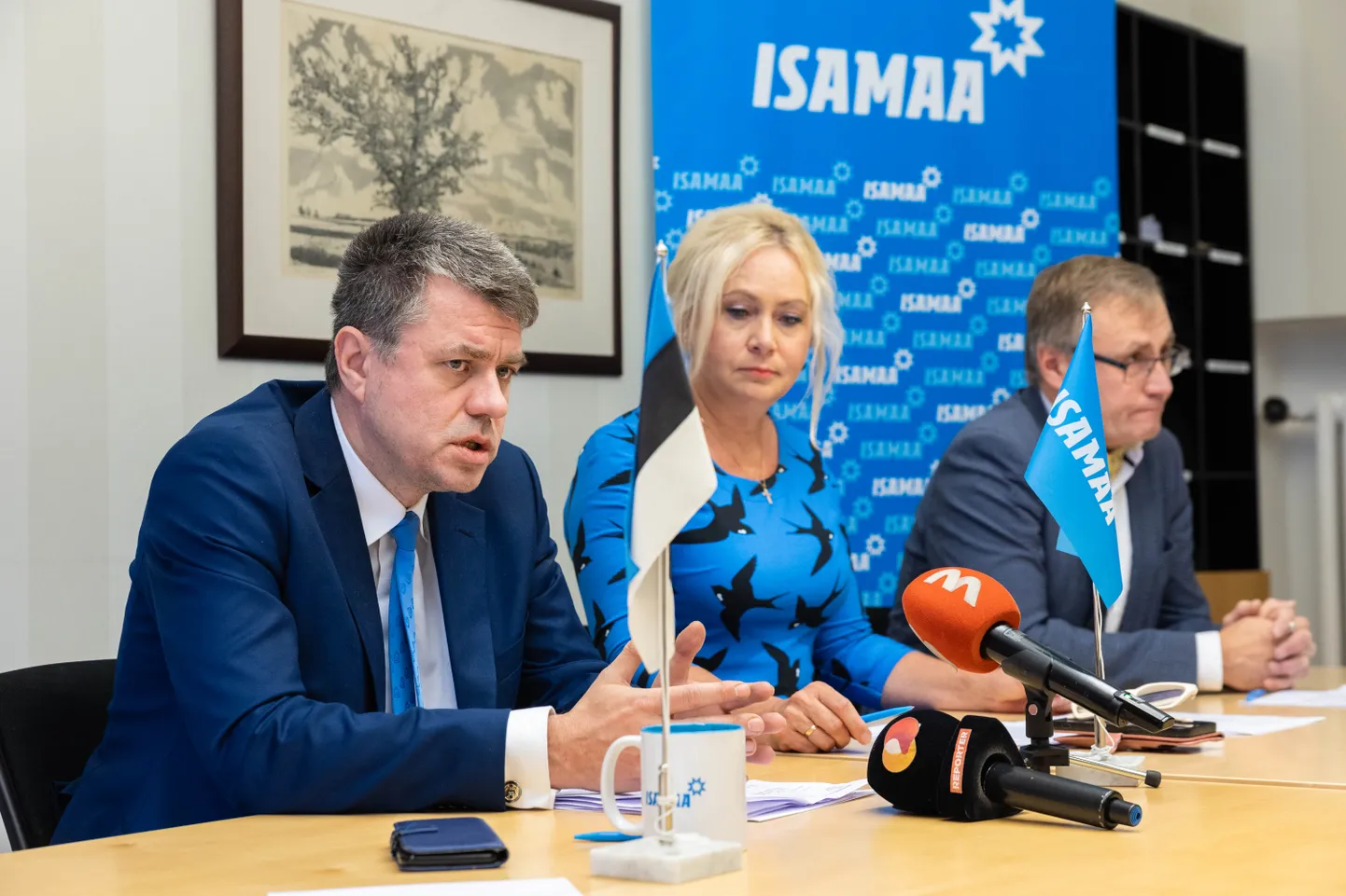 Isamaa esindajad pressikonverentsil.