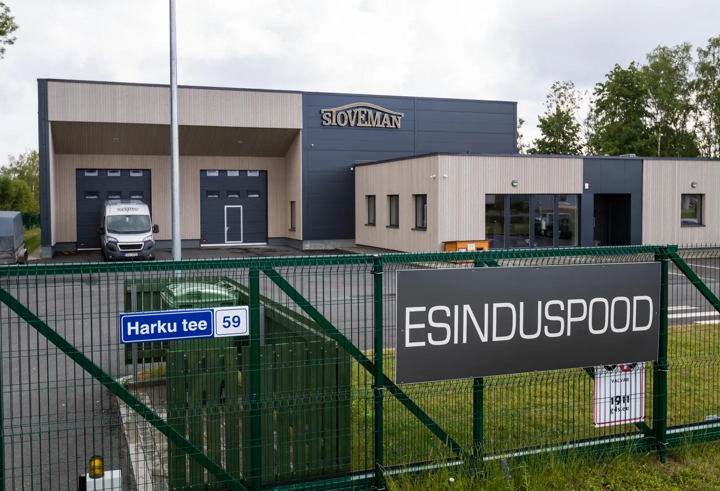 Vanglatööstuse eelmisel aastal 700 000 euro eest valminud hoone Tabasalus. Nüüd võib juhtuda, et kolitakse Jõhvi.