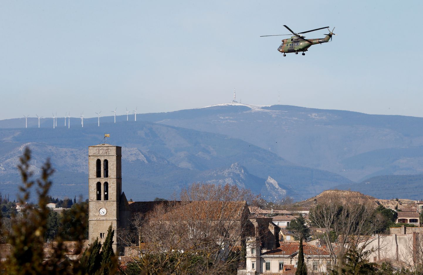 Sõjaväekopter maalilise Trèbes'i väikelinna kohal, kus eile rullus lahti islamiäärmuslase korraldatud pantvangikriis.