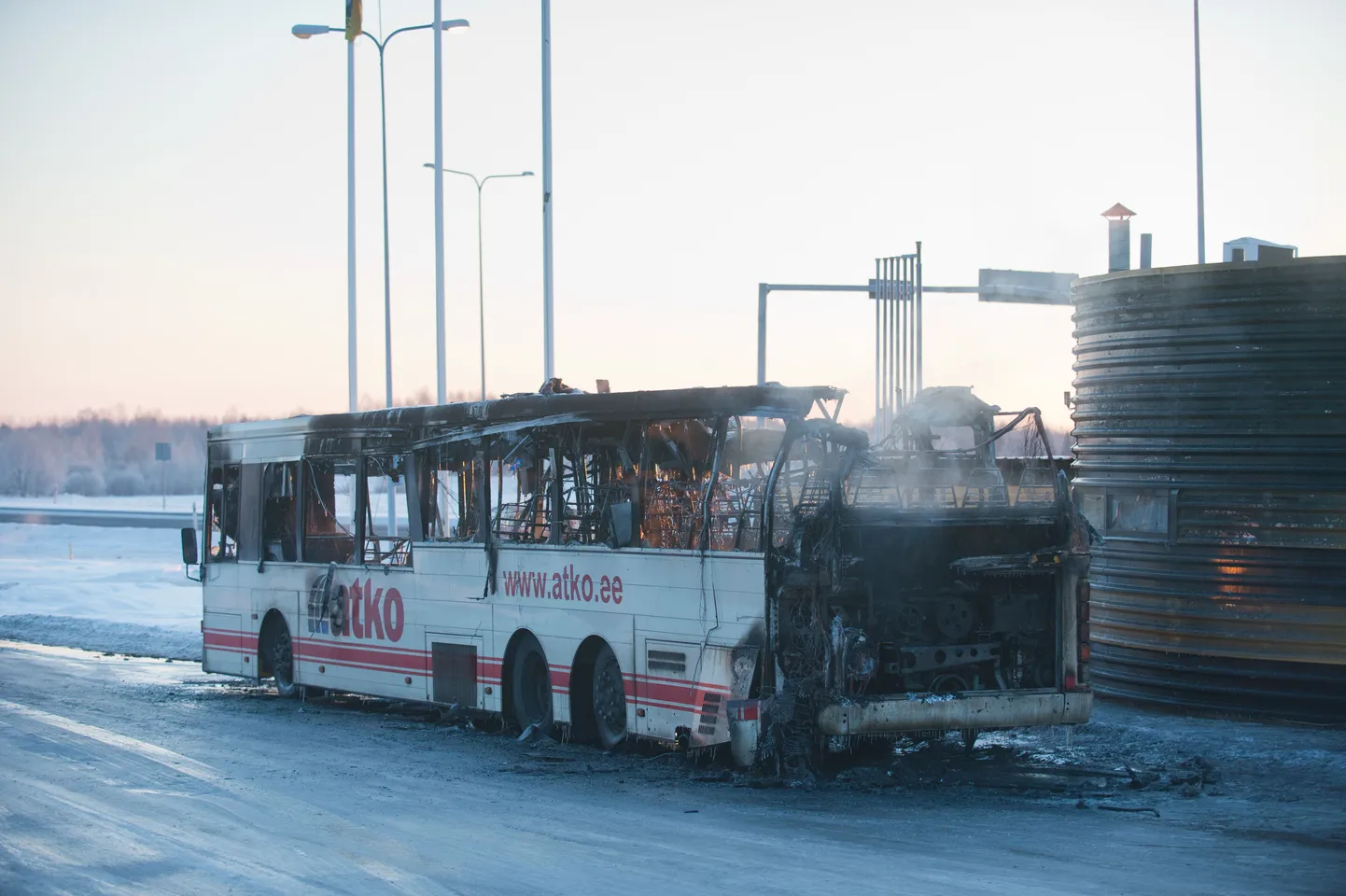 Saue Olerexi tankla kõrval süttis Atko buss.