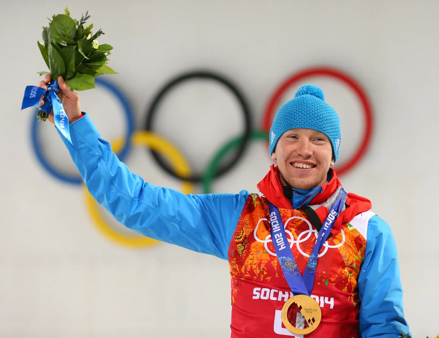 Алексей Волков во время награждения на Олимпиаде в Сочи.