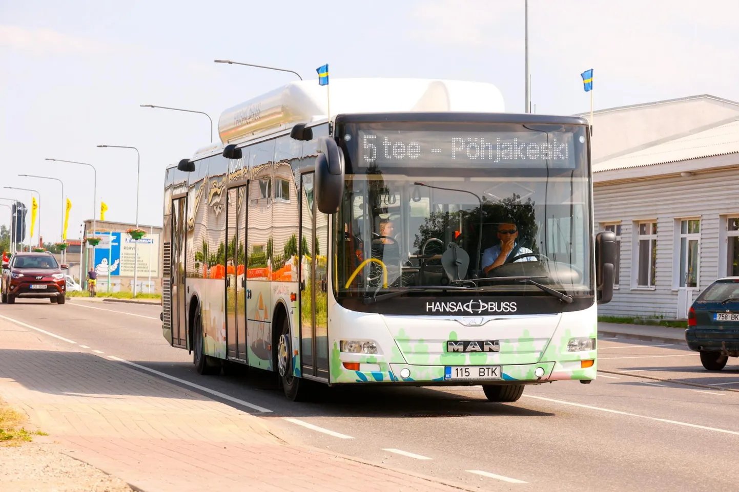 Buss nr 5 peatub aasta lõpuni kehtiva sõidugraafiku järgi Moonakülas vaid Põhjakeskuse poole sõites.