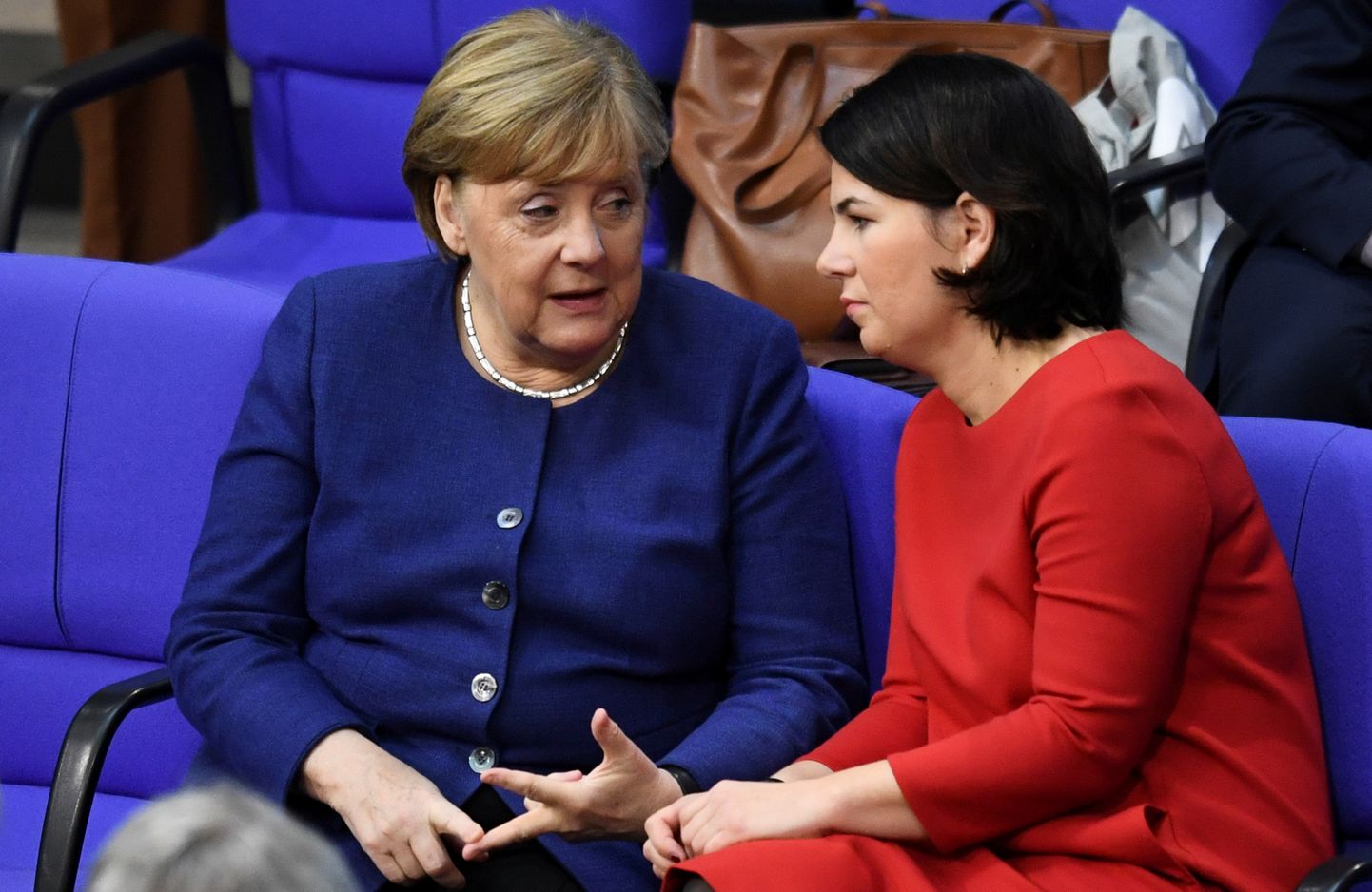 Saksa kantsler Angela Merkel ajab juttu roheliste kaasliidri Annalena Baerbockiga.