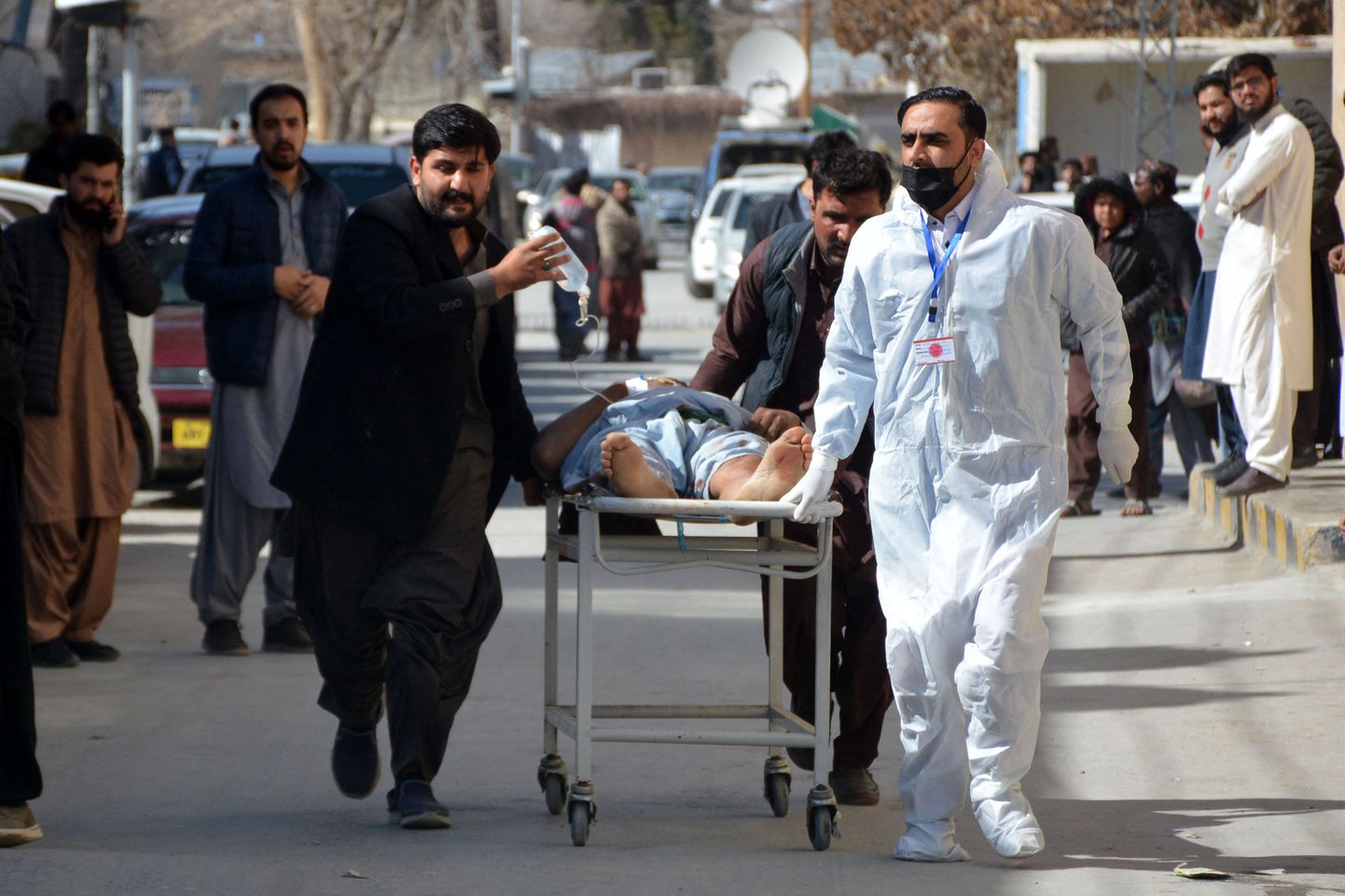 Pakistani pommirünnakus kannatadasaanu saabumas Quetta haiglasse. 7. veebruar 2024.