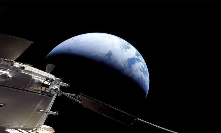 Камеры на "Орионе" транслировали сближение капсулы с Землей