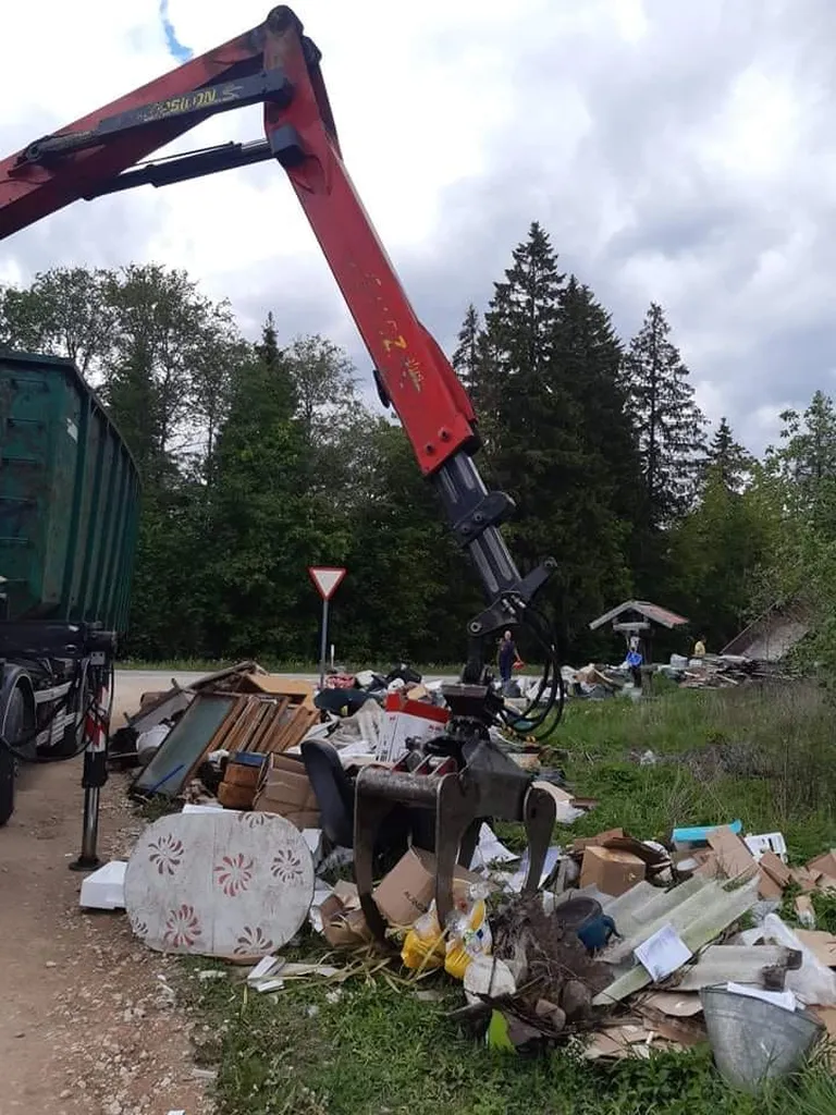 Волости пришлось убирать гору мусора своими силами.