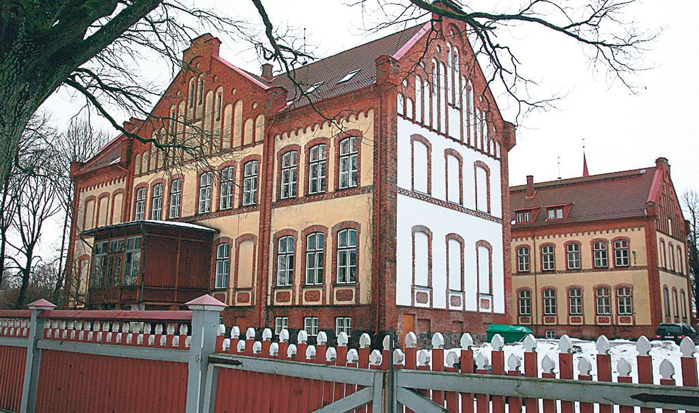 12. detsembril koguneb Koidula kooli rahvas oma kunagise koolimaja hoovi, et seal tõrvikud läita.