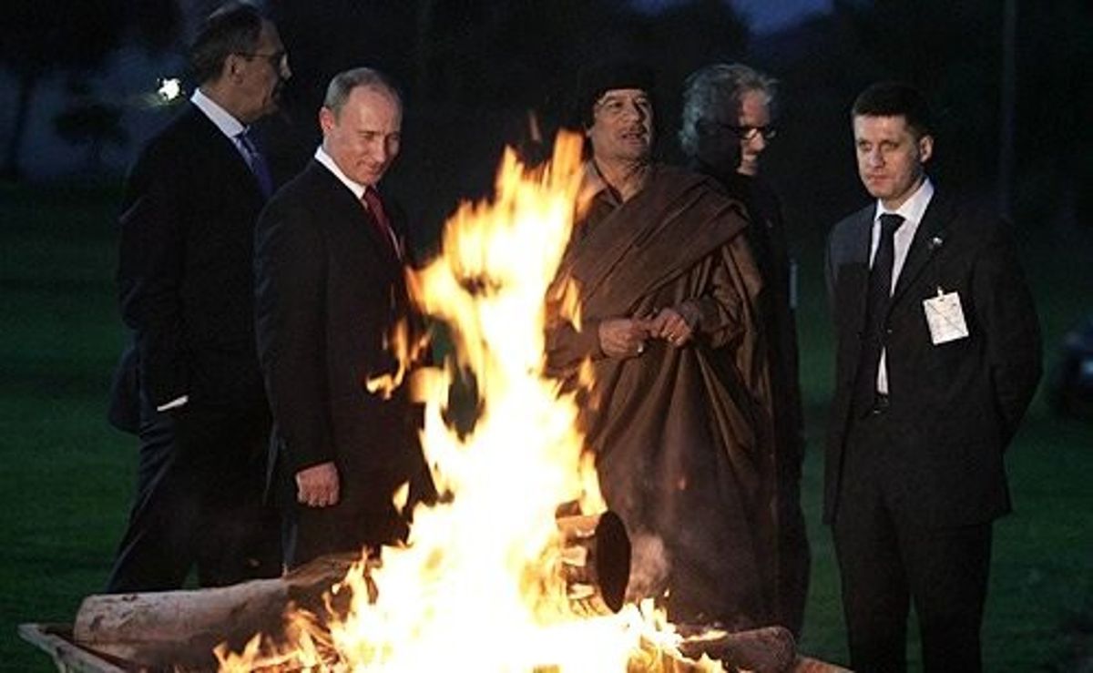 Лидер ливийской революции Муамар Каддафи (лидер Ливии в 1969-2011 годах) принимает Путина с Лавровым у себя в гостях в Триполи, Ливия, апрель 2008 года. В июне 2011 году Международный уголовный суд выписал ордер на арест Каддафи, а в октябре того же года он был убит.