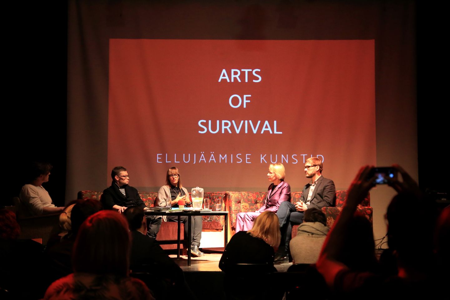 Tartu kandideerib Euroopa kultuuripealinnaks loosungiga «Ellujäämise kunstid» («Arts of Survival». Märtsis kõnelesid pealkirja esitlusel Genialistide klubis Märt Põder, Berk Vaher, Karin Bachmann, Anneli Saro ja Rannar Raba.