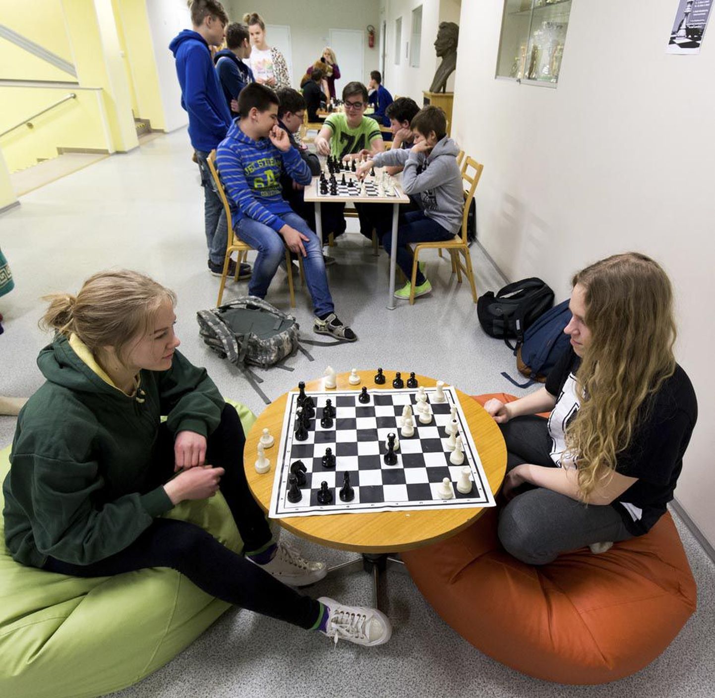 Teist nädalat on malemäng Kitzbergi gümnaasiumi õpilasi haaranud. Esiplaanil gümnasistid Kaidi-Ly Süldre (vasakul) ja Maarja Mõts.