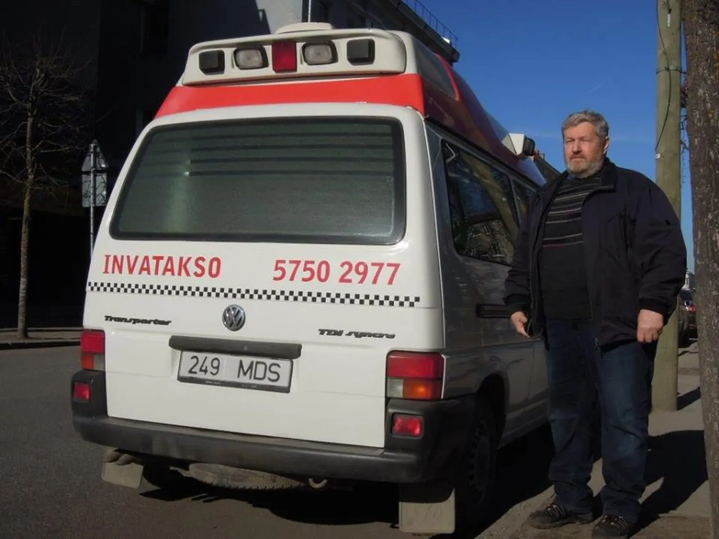 Juba mitmendat aastat pakub Põlvamaa mees Ants Väärsi invataksoteenust. Nüüd saab ta oma vana masina asemele uue invataksoks mõeldud sõiduki.