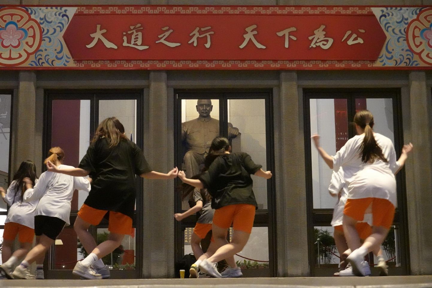 Taiwani noored tantsimas Sun Yat-seni memoriaali juures.