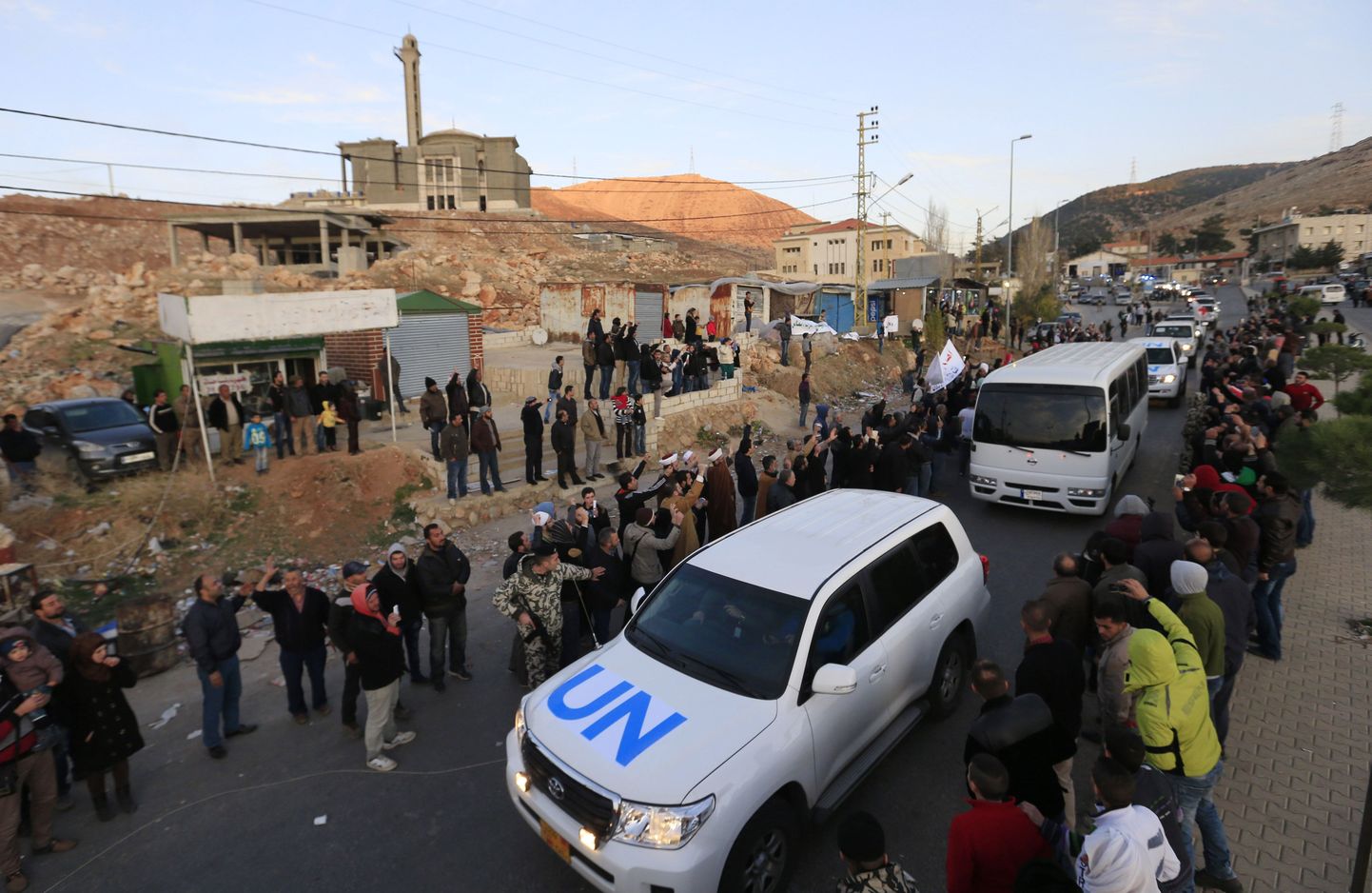 Konvoi Süüria opositsiooni võitlejatega ületamas Masnaa piiripunkti.