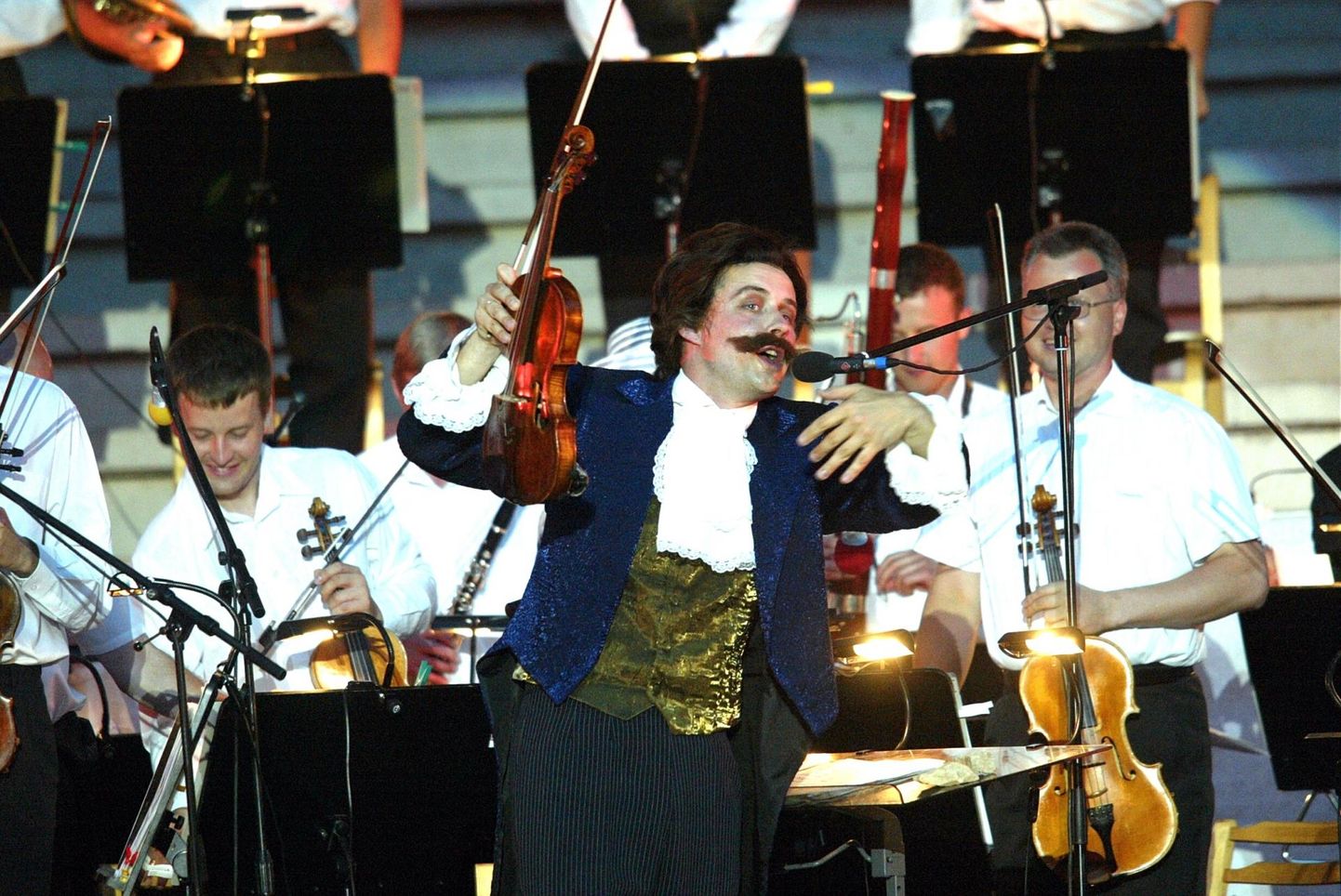 Kontsertmeister Maano Männi on voogavat Viini muusikat juhatanud ka Johann Strauss juunioriks kehastununa.