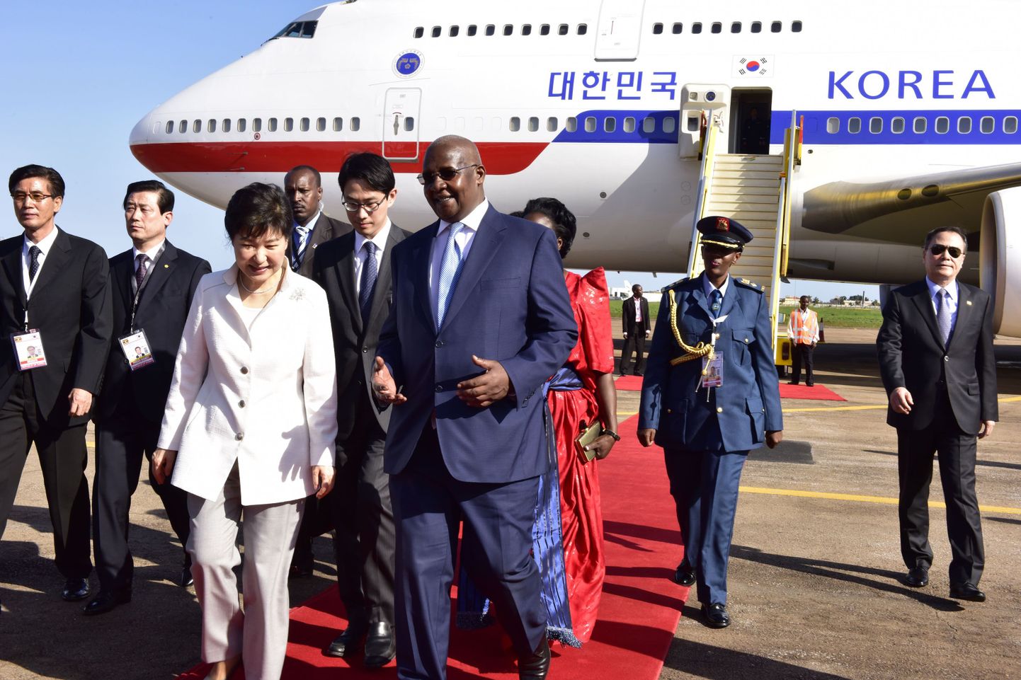 Lõuna-Korea president Park Geun-Hye (V) saabumas kohtumisele Uganda välisministri Sam Kutesaga (P)