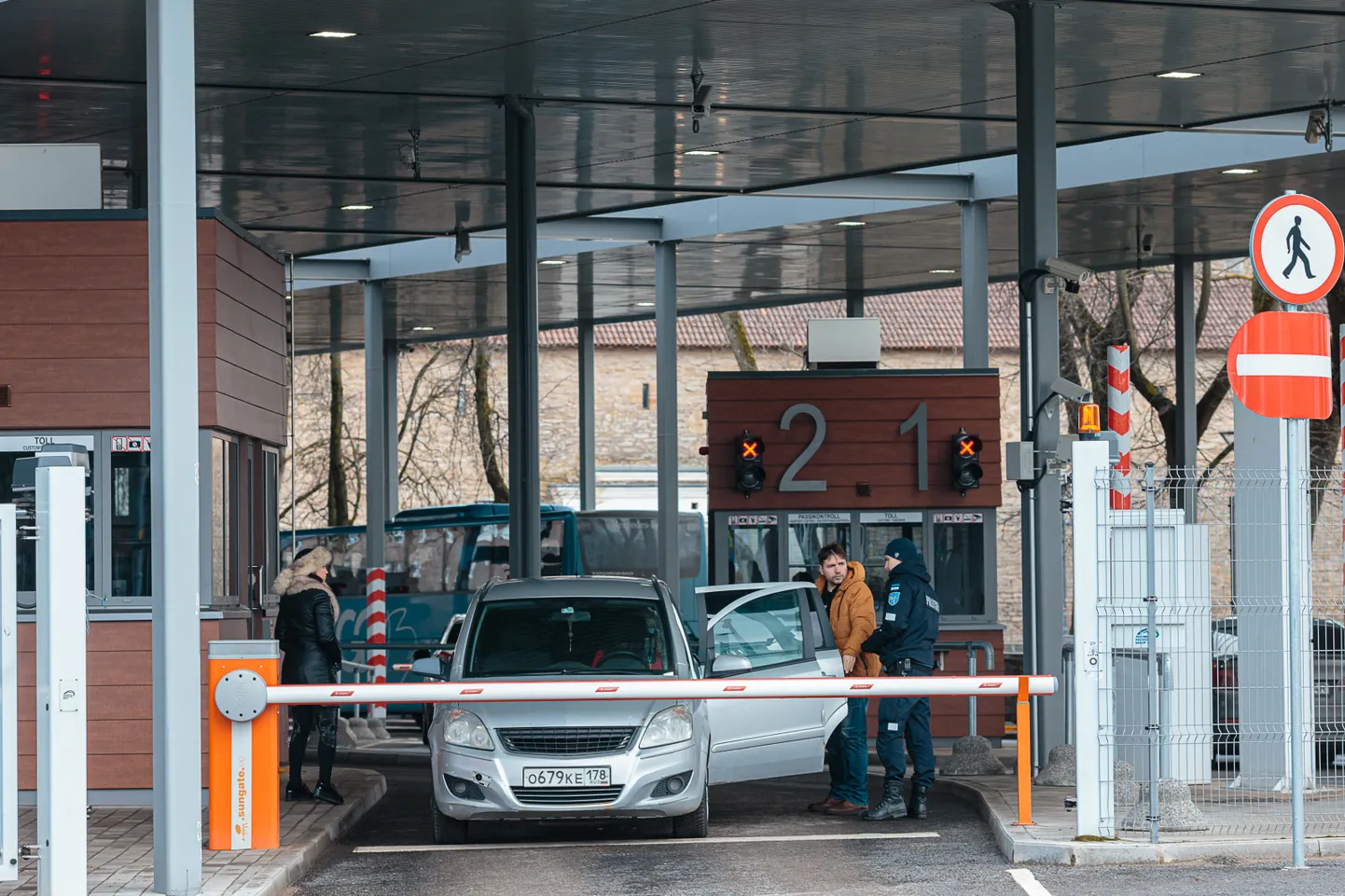 Piiri ületamine riiki sisenemisel Narva piiripunktis võtab nüüd kauem aega, sest sellest nädalast alustati seal täiendavat sanitaarkontrolli.