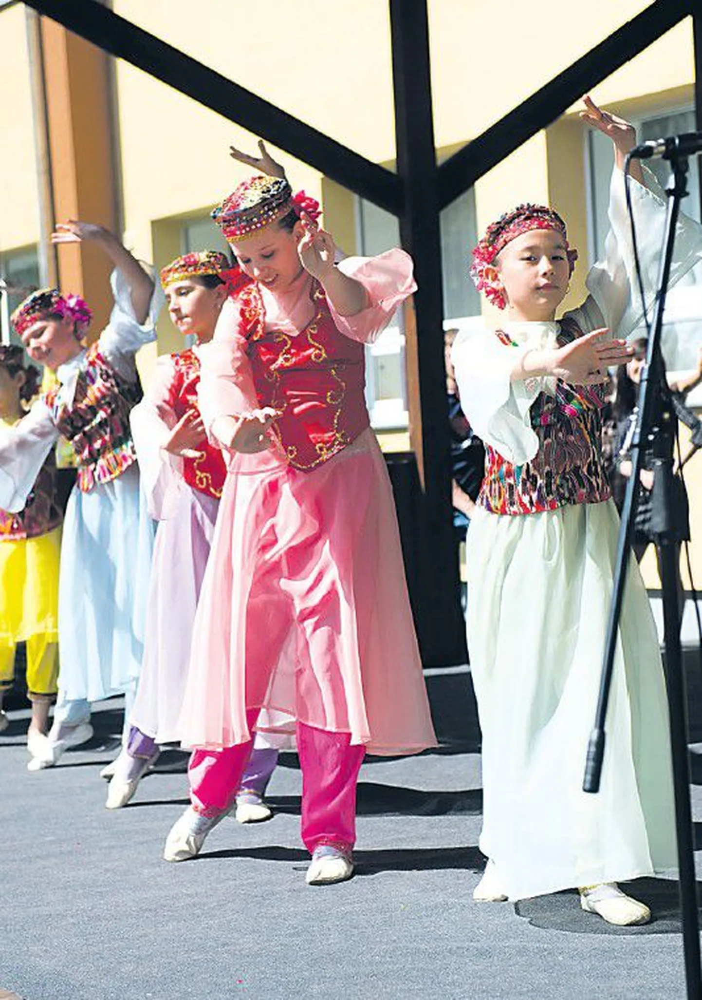 Корейский танцевальный ансамбль «Ариран» порадовал зрителей красочным выступлением.