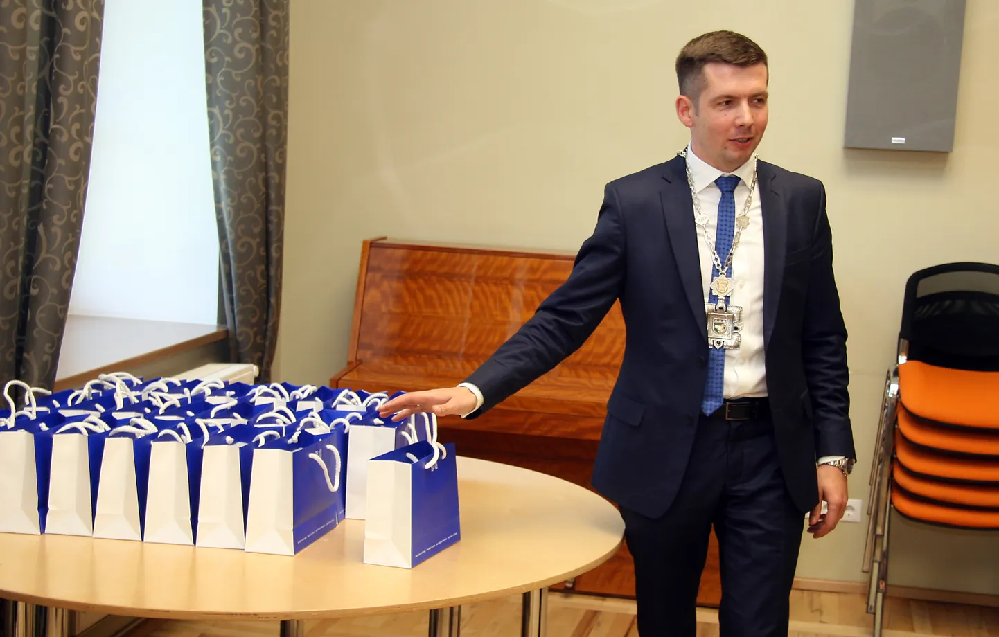 Когда Мартина Репинского в июне прошлого года избрали старейшиной волости, у него были заготовлены подарки с символикой Рийгикогу для членов волостного собрания. Теперь часть из них горит желанием выплатить ему крупную премию вдобавок к зарплате, которую он получил за девять месяцев работы.