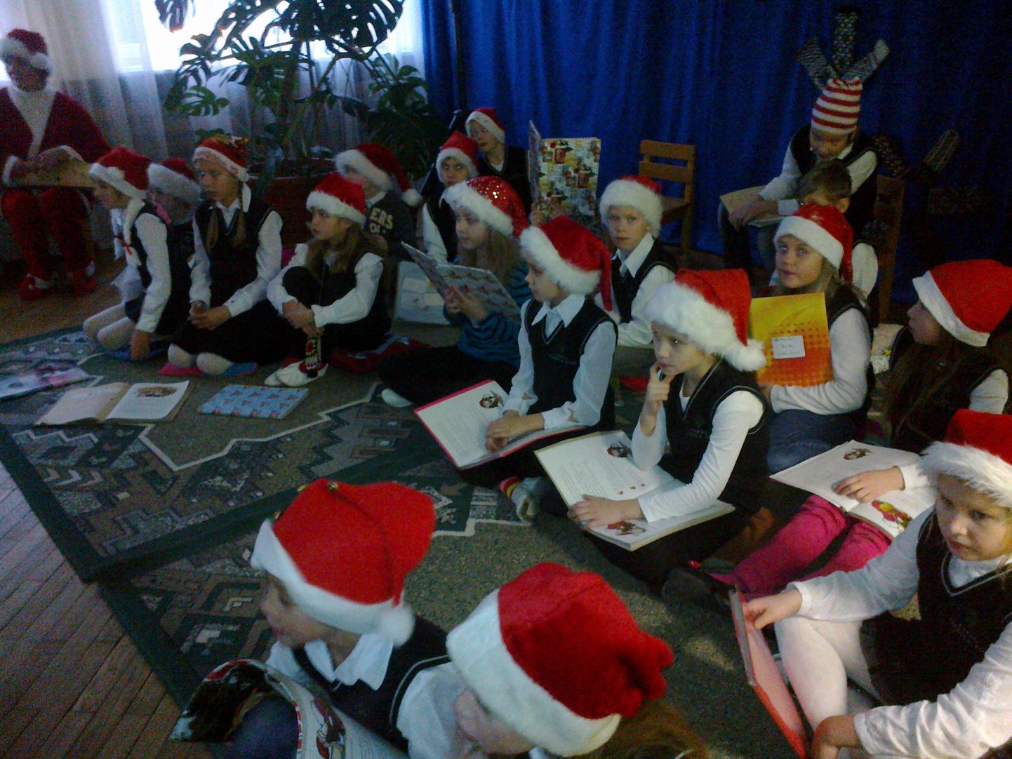 Raeküla kooli lapsed lugesid lasteaiamudilastele jõulujuttu ette.