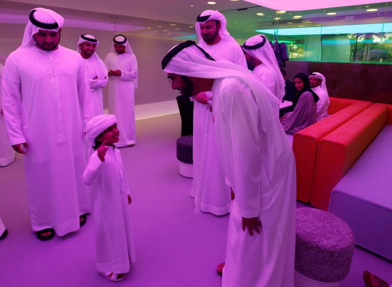Araabia Ühendemiraadid. Peaminister, šeik Sheikh Mohammed bin Rashid Al Maktoum räägib Dubais lapsega. 