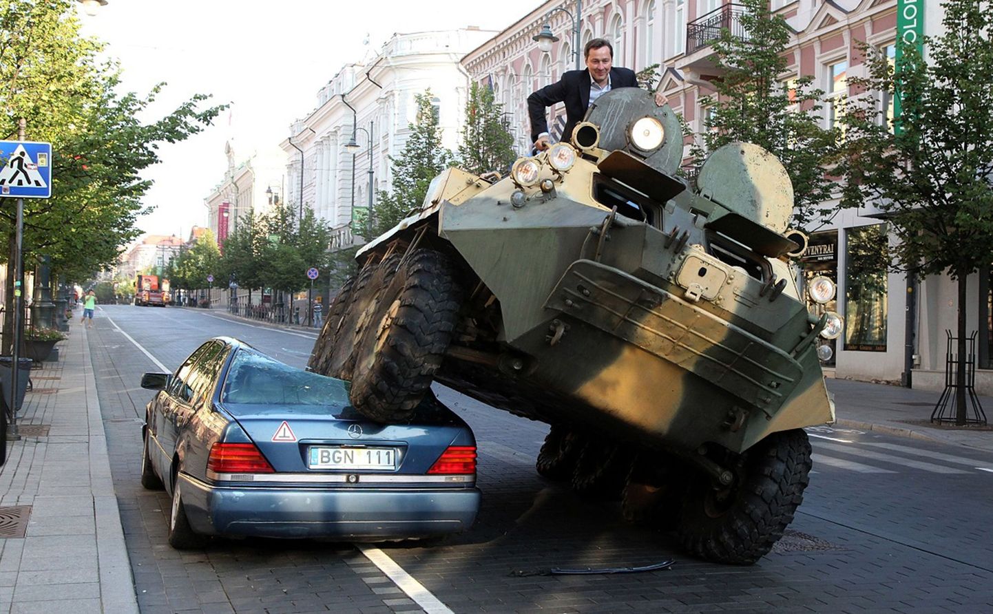 Vilniuse linnapea Arturas Zuokas soomusmasinaga üle auto sõitmas