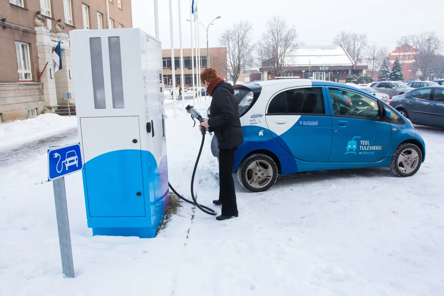 Elektriauto laadimine.