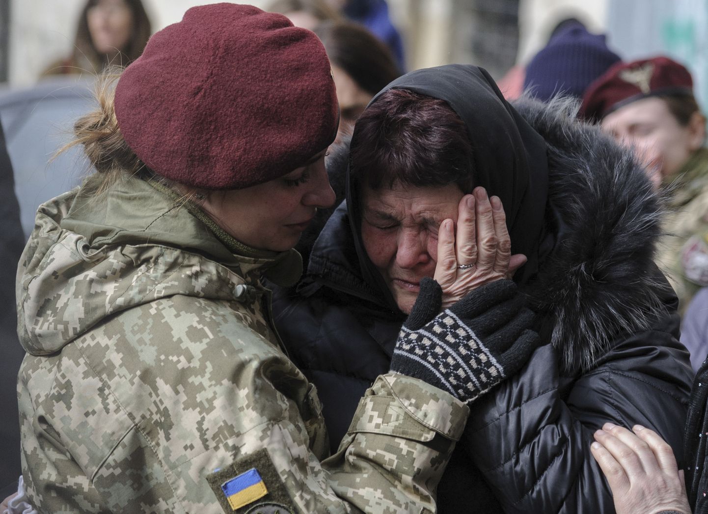 Ukraina proua kolme hukkunud sõduri matusetseremoonial. Pilt on illustreeriv.