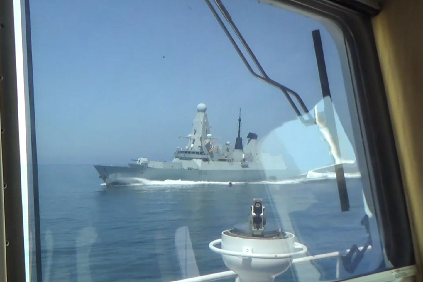 Проход британского эсминца Defender вблизи Крыма.