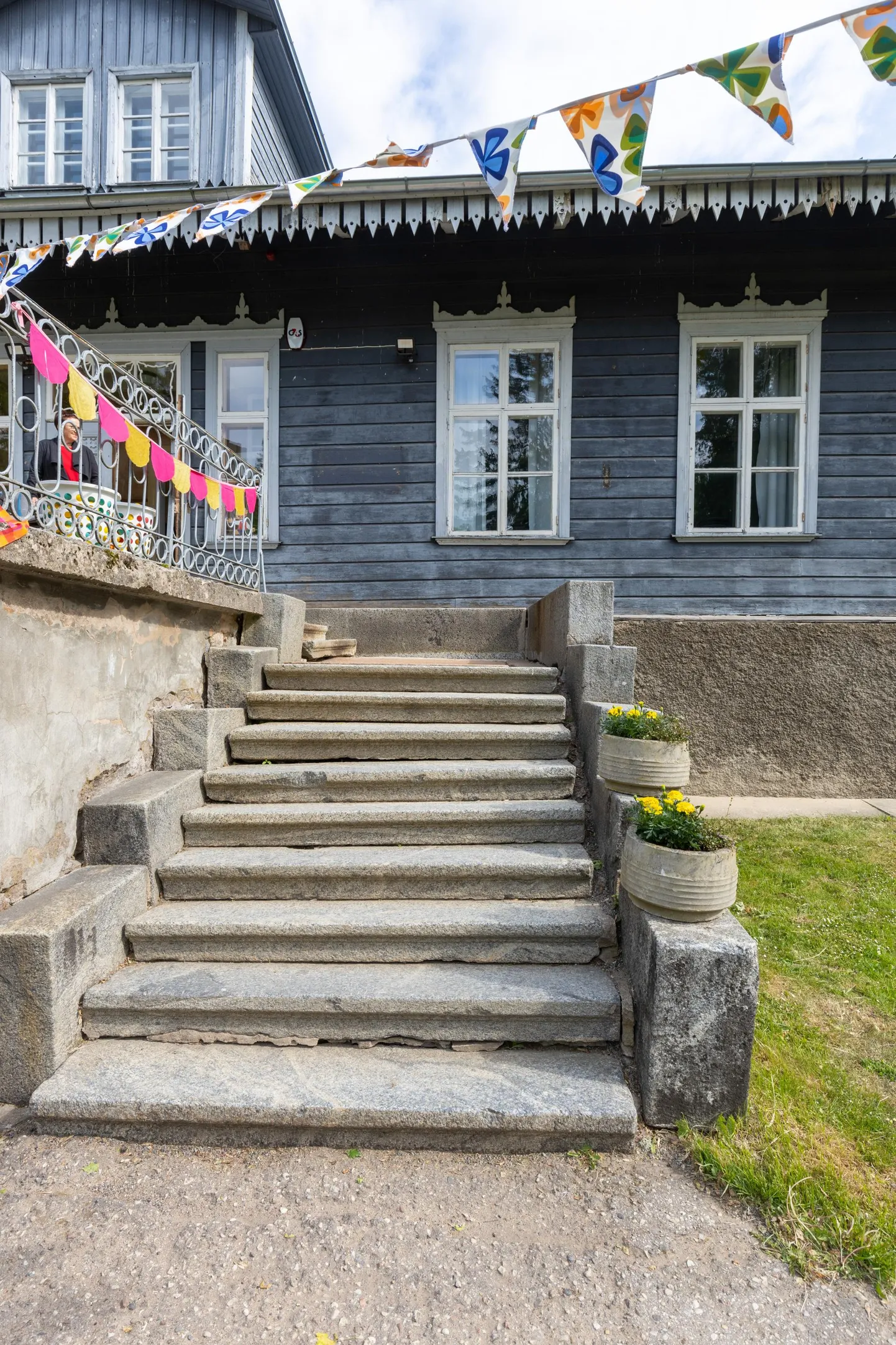 Pärsti mõisa trepp on üsna lagunenud ning suve jooksul peaks see uueks saama.