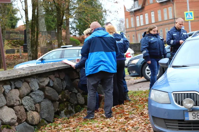 Suur hulk politseinikke alustas kella 10.30 ajal kurjategijate jälitamist ning kohaletoodud jäljekoer leidis põgenenute jälje.