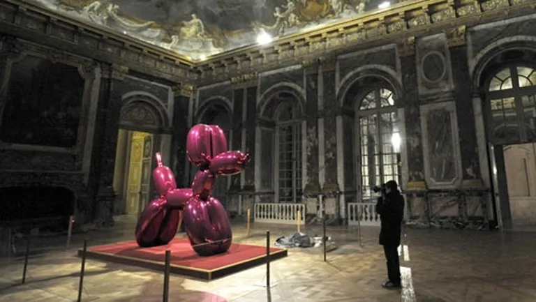 Amerikāņu mākslinieka skulptūra "Baloon Dog", kas 2008.gadā izstādīta "Chateau de Versailles" galerijā Francijā 
