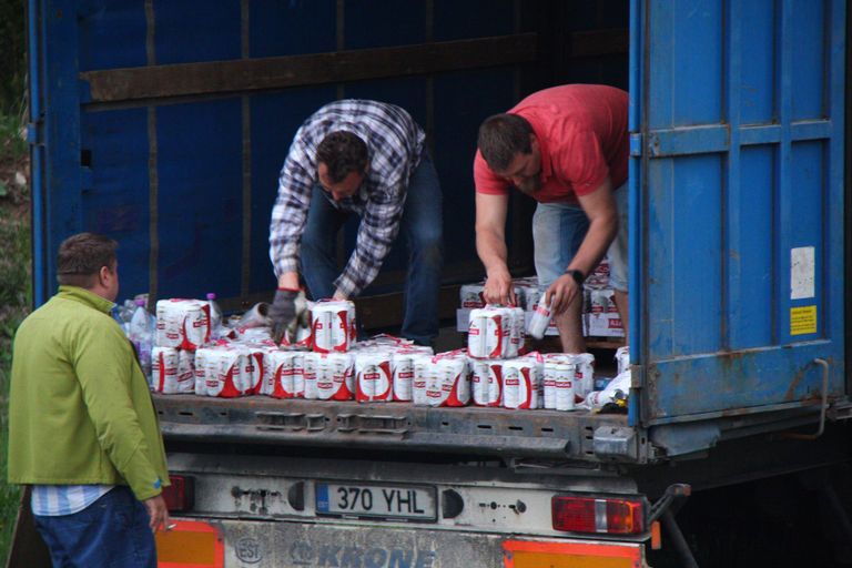 Rakvere linna piiri läheduses Rägavere tee ringristmikul teisipäeval ümber läinud veoautost välja pudenenud õllepurkide laadungi koristamiseks kulus mitu tundi.