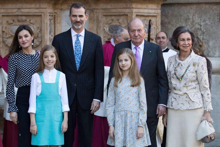 Hispaania kuninglik perekond: vasakult kuninganna Letizia, kuningas Felipe VI, nende ees printsess Sofia, ekskuningas Juan Carlos, tema ees troonipärija printsess Leonor ja ekskuninganna Sofia