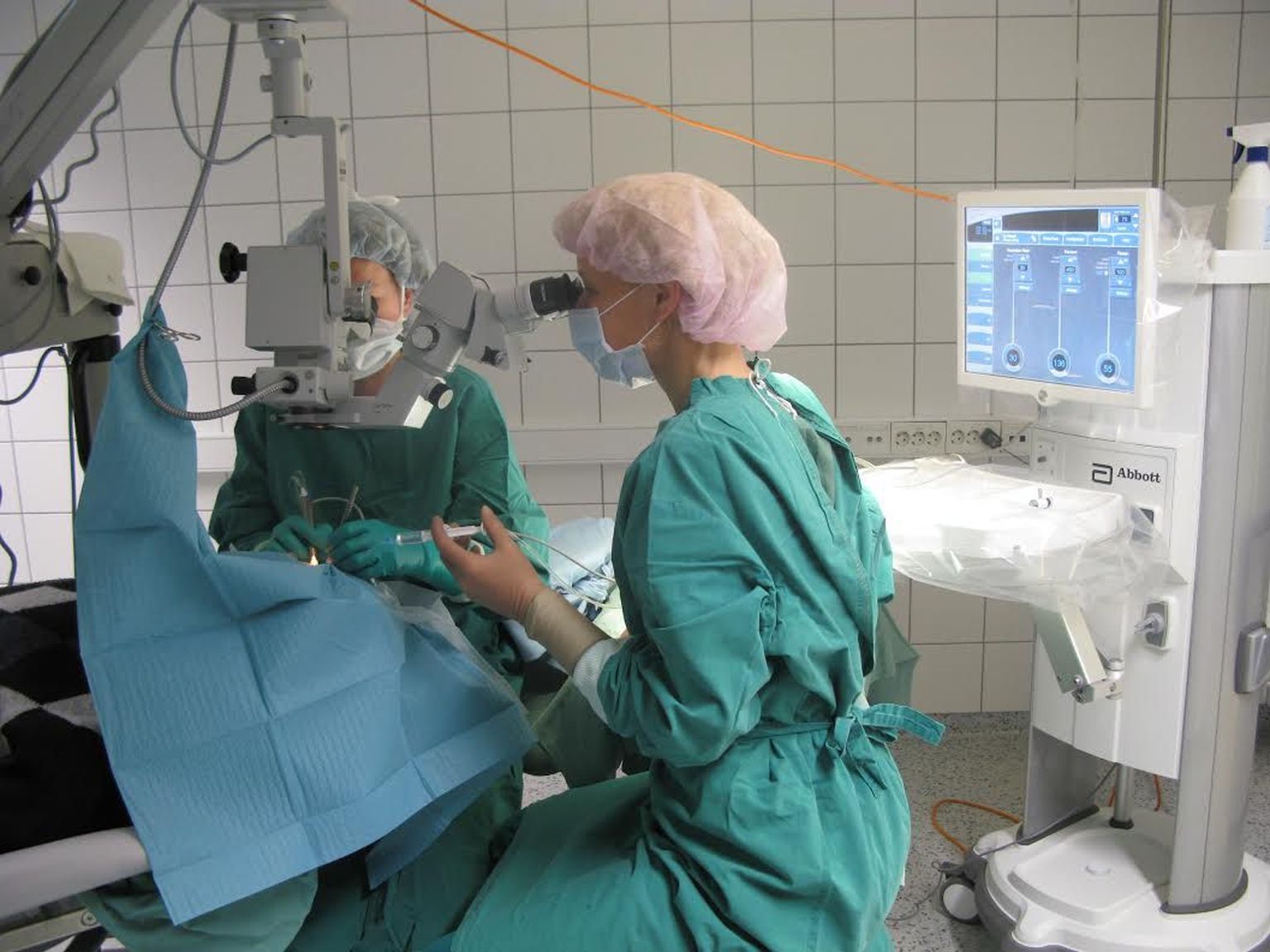 Pärnu haigla silmaosakonna vanemarst Anneli Kahusk (tagaplaanil) teeb koos operatsiooniassistendiga silmalõikust.
