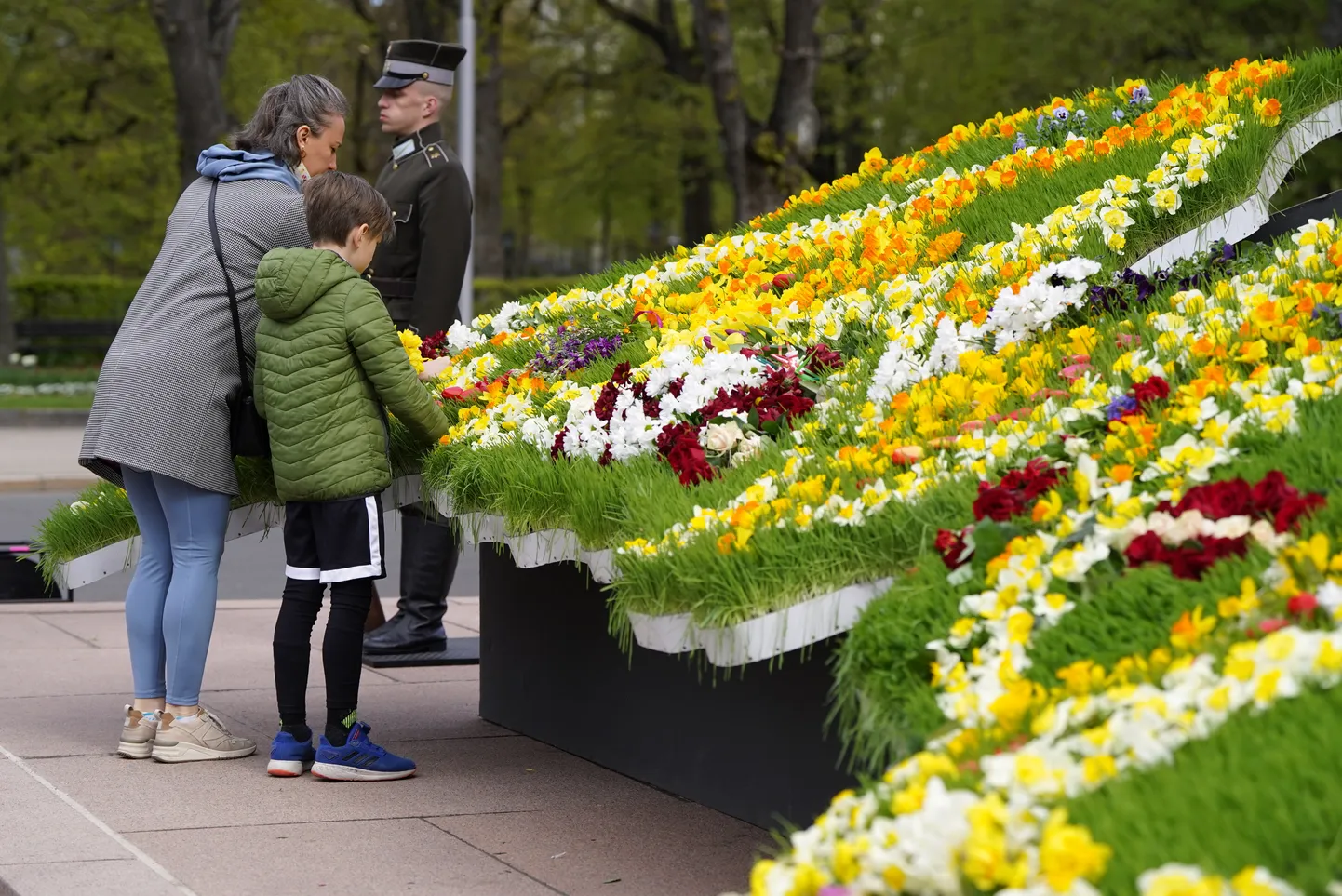 Atzīmējot Latvijas Republikas neatkarības atjaunošanas gadadienu, laukumā pie Brīvības pieminekļa notiek tradicionālā "Ziedu Latvijas" veidošana.