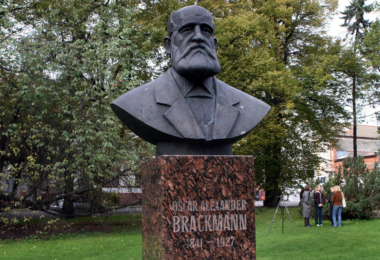 Pärnu kunagise linnapea Oscar Alexander Brackmanni büst temanimelises pargis.