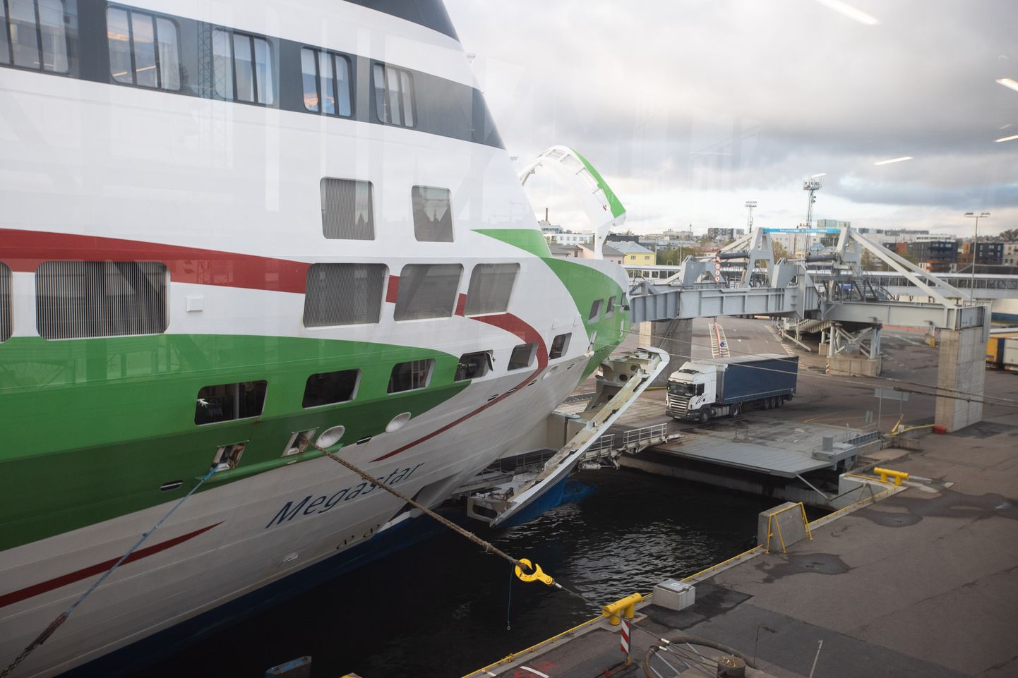 Esimesed reisijad 14. mail Tallinki Superstar laevale minemas.