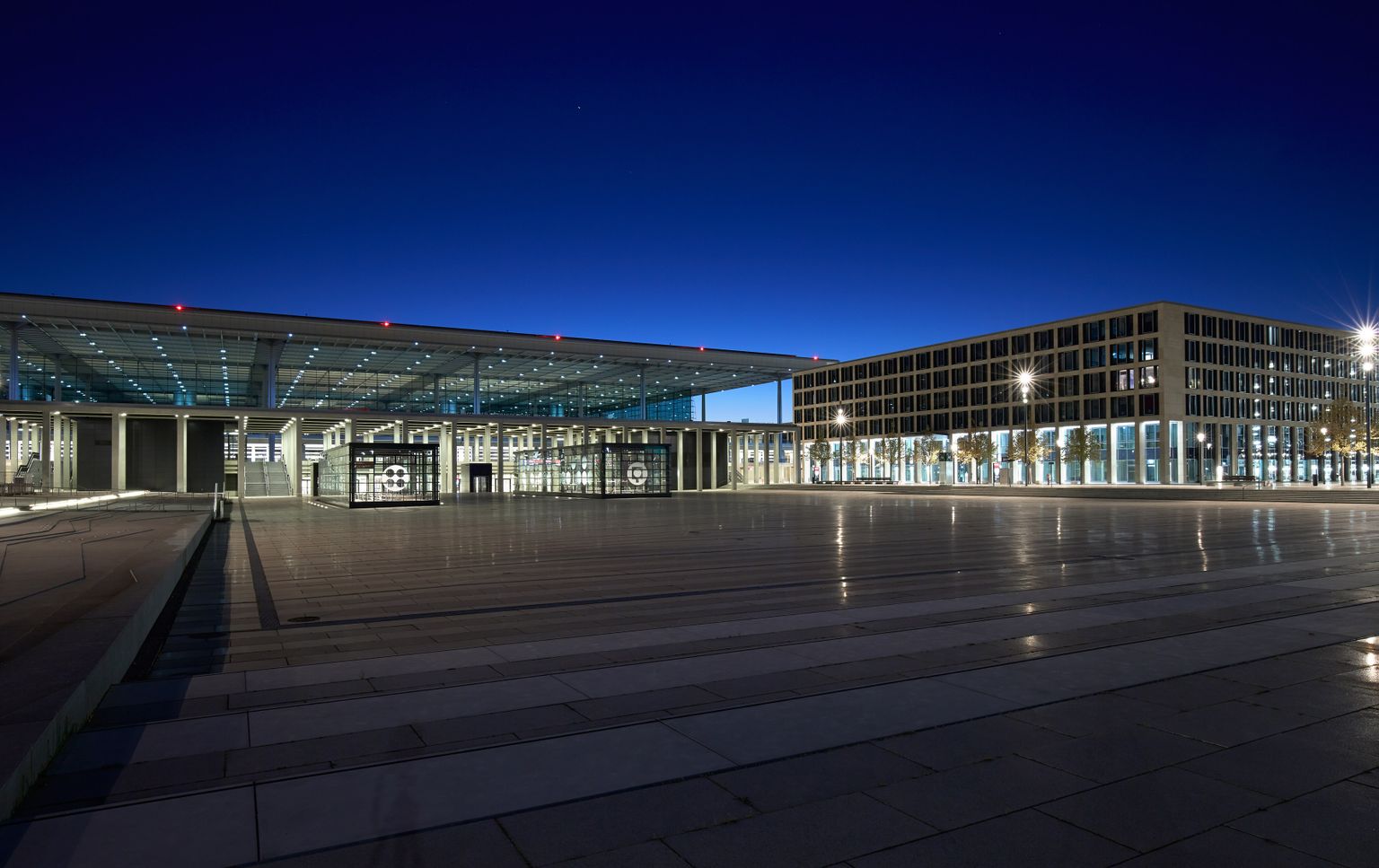 Tühi Willy-Brandti väljak Berliini Brandenburgi lennuväljal 2015. aastal. Keskel lennuvälja terminal ja paremal kontorihoone.
