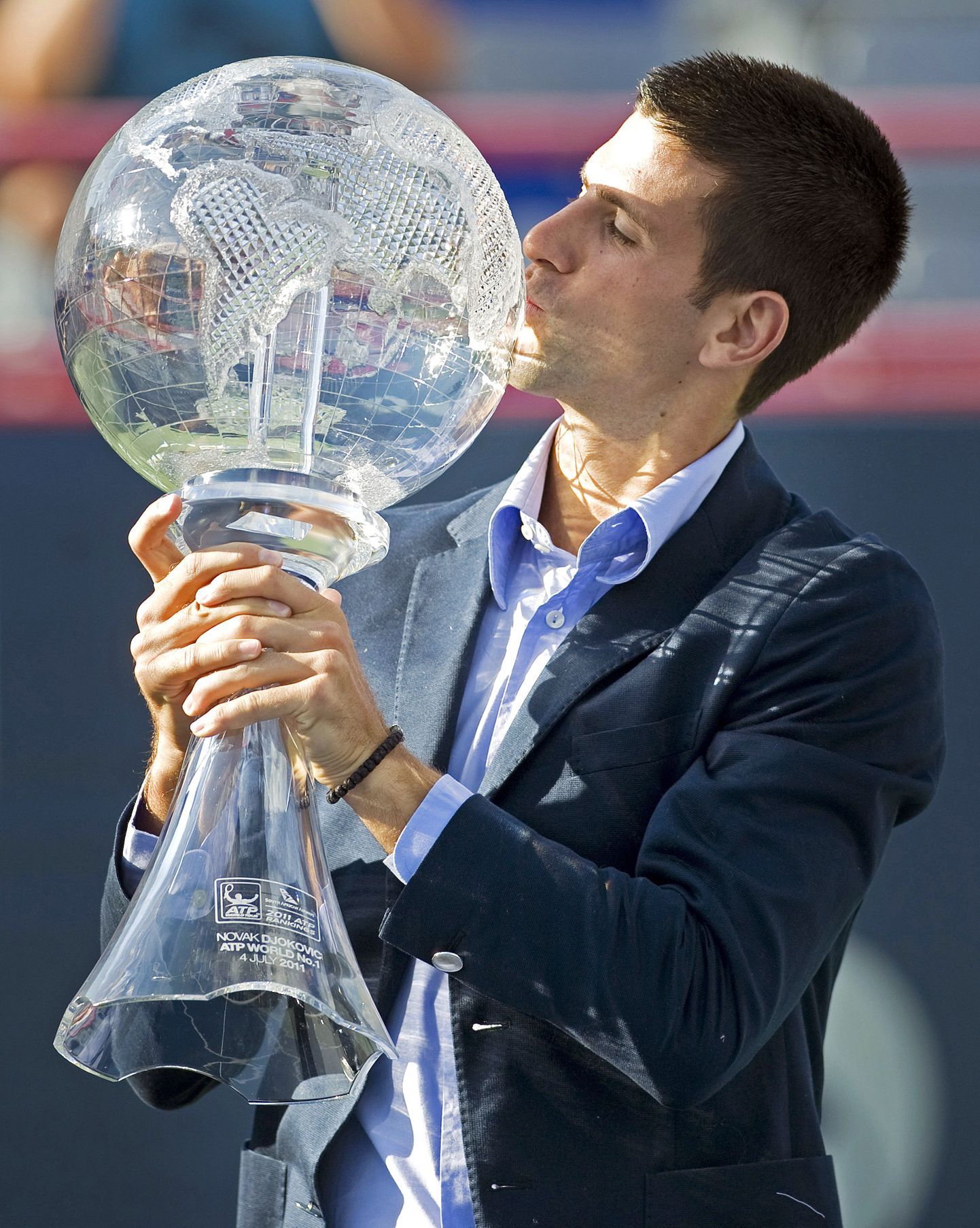 Novak Djokovic maailma esinumbri karikaga.