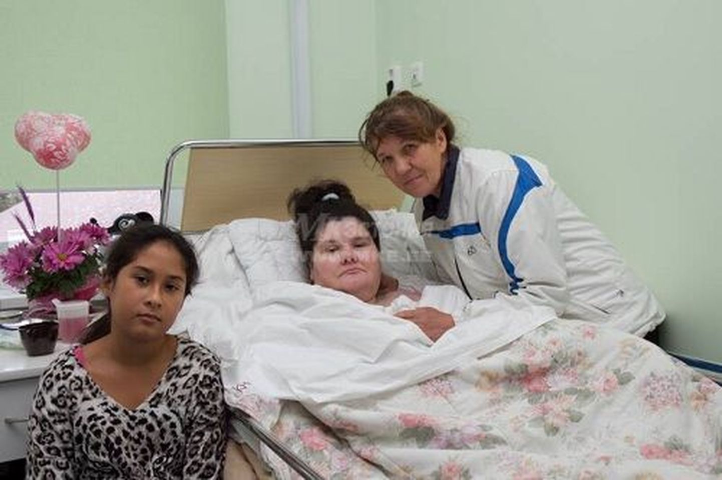 Мать Нина Ефремова и 10-летняя дочь Диана уверены, что Светлана еще может выздороветь.